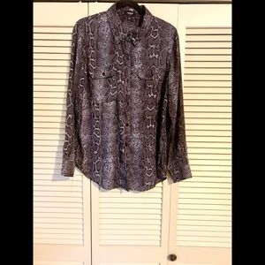 Blouse. Snake print.